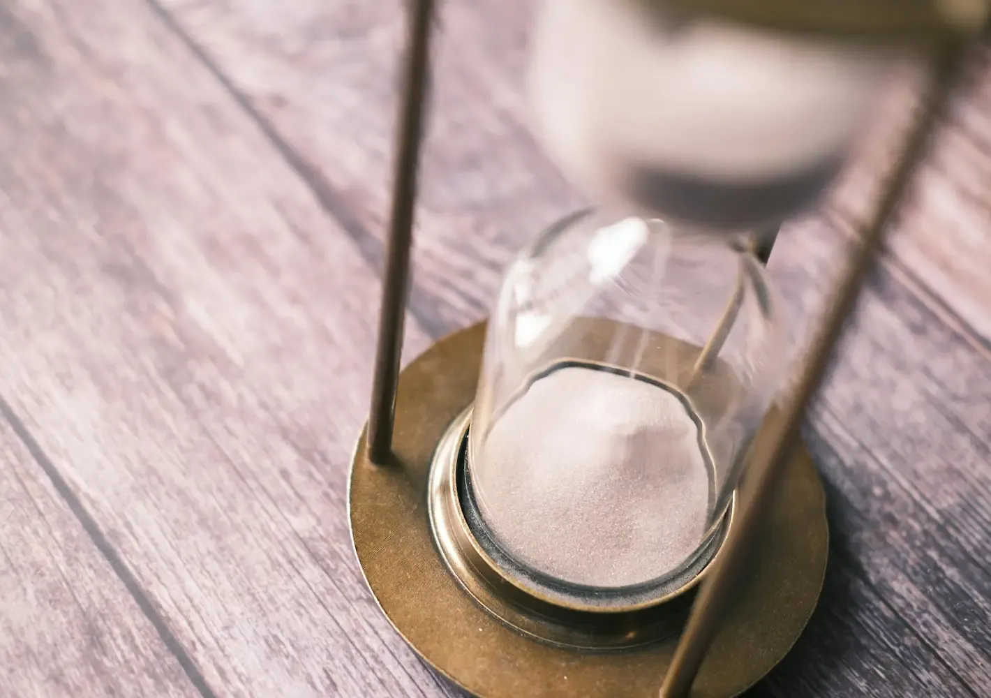 Hourglass on a wooden desk — how long a lawsuit takes in Alberta